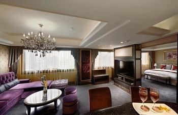 Hotel Cosmos (family)