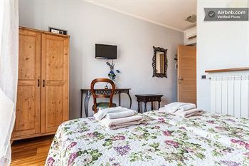 Aurelia Garden Gold Bed & Breakfast