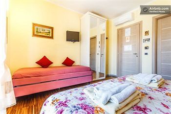 Aurelia Garden Gold Bed & Breakfast