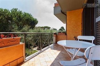 Aurelia Garden Gold Bed & Breakfast
