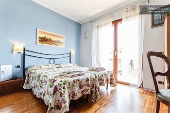 Aurelia Garden Gold Bed & Breakfast