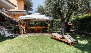 Aurelia Garden Gold Bed & Breakfast