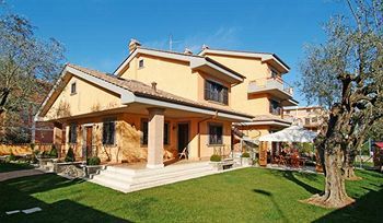 Aurelia Garden Gold Bed & Breakfast