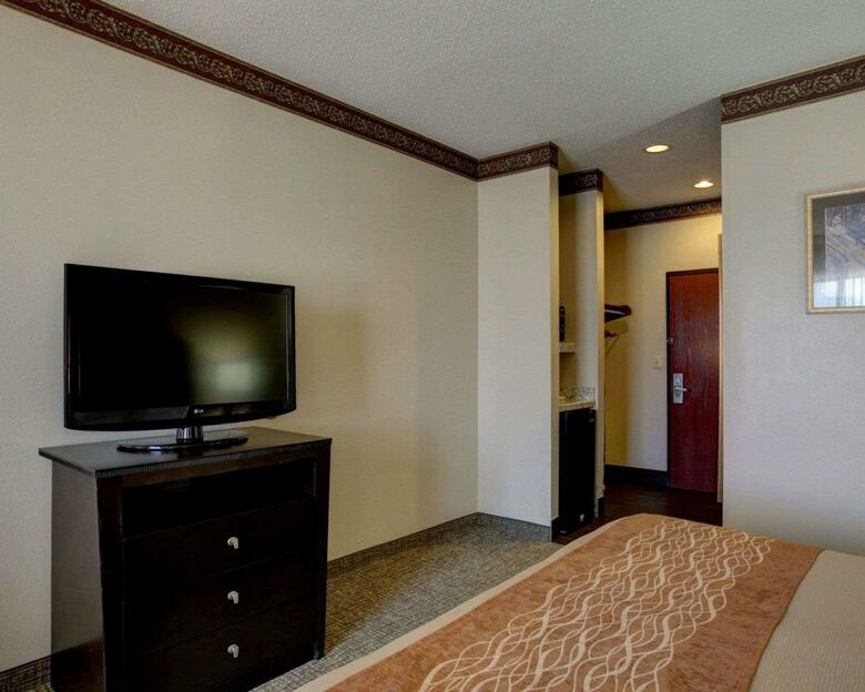 Hotel Comfort Inn & Suites (.)