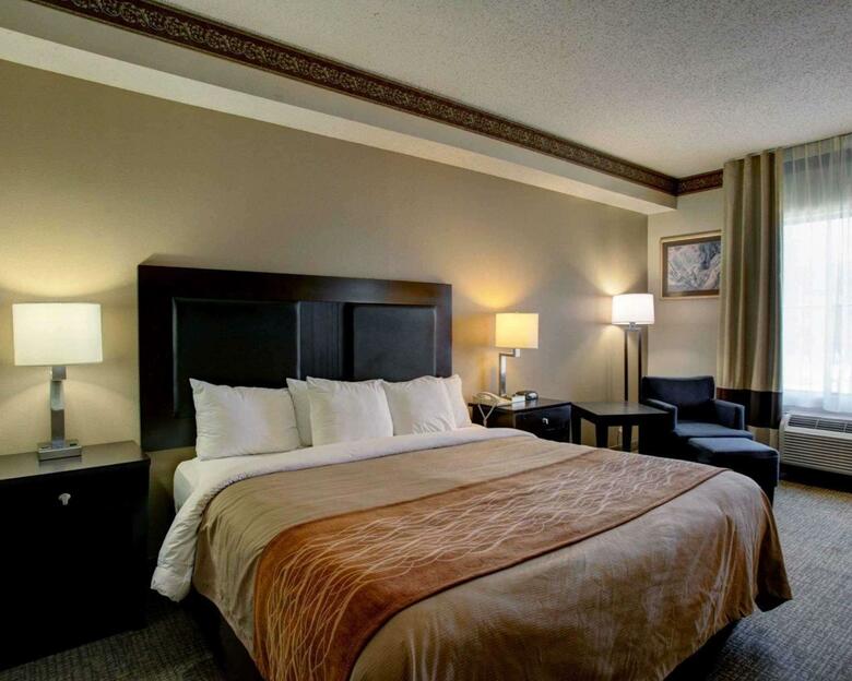 Hotel Comfort Inn & Suites (.)