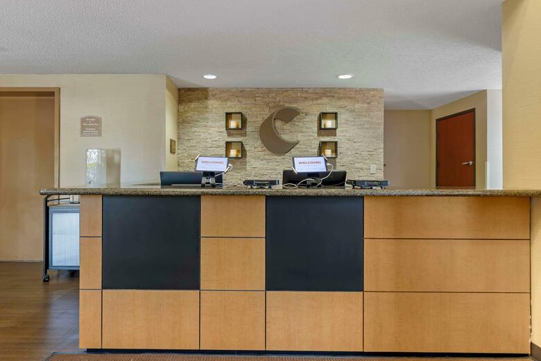 Hotel Comfort Inn & Suites (.)