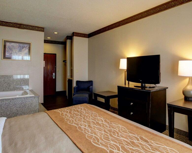 Hotel Comfort Inn & Suites (.)