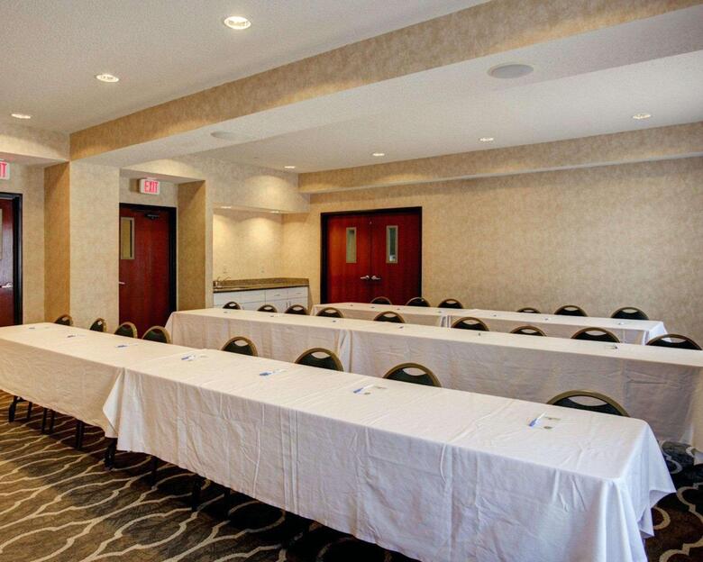 Hotel Comfort Inn & Suites (.)