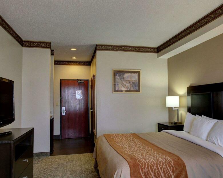 Hotel Comfort Inn & Suites (.)