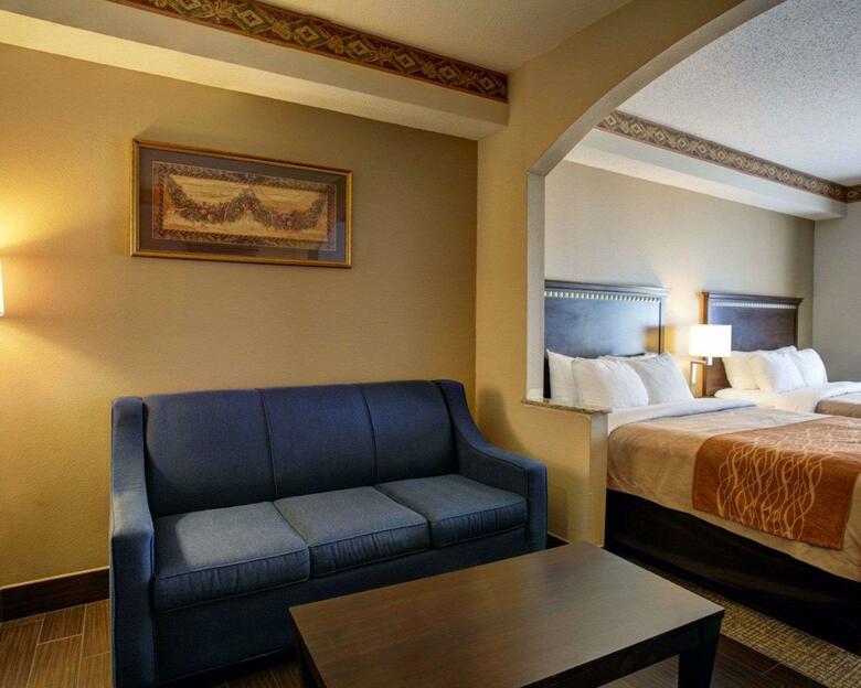 Hotel Comfort Inn & Suites (.)