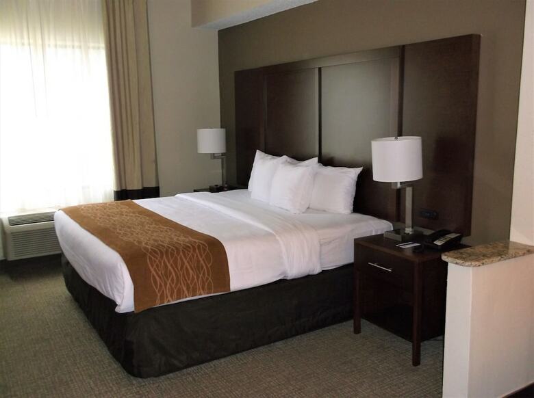 Hotel Comfort Inn & Suites (.)