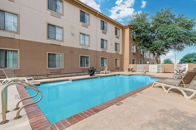 Hotel Comfort Inn & Suites (.)