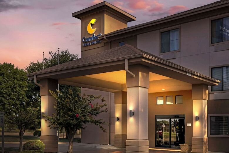 Hotel Comfort Inn & Suites (.)