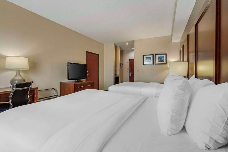 Hotel Comfort Inn & Suites (.)