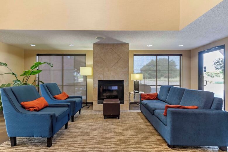 Hotel Comfort Inn & Suites (.)