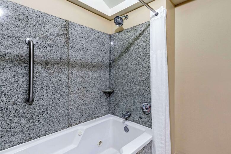 Hotel Comfort Inn & Suites (.)