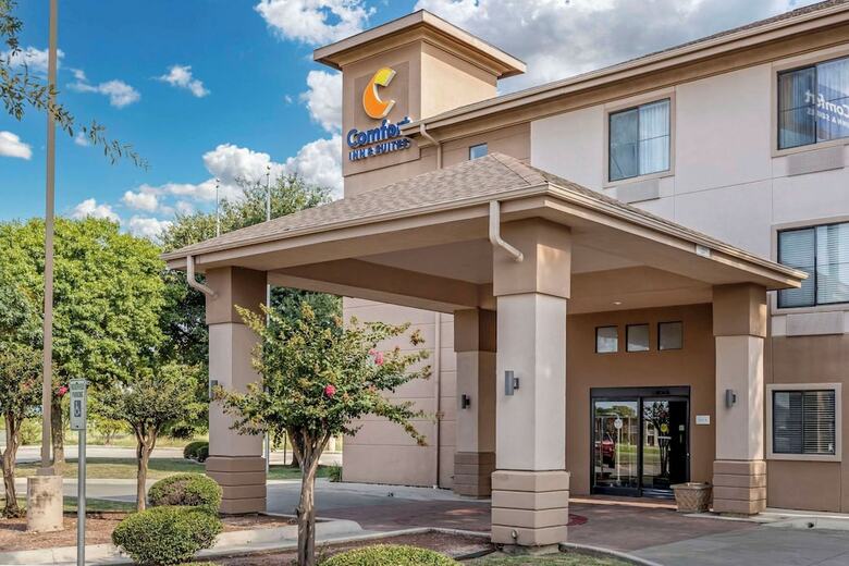 Hotel Comfort Inn & Suites (.)