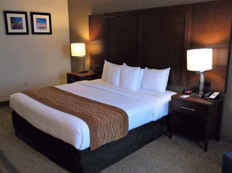 Hotel Comfort Inn & Suites (.)