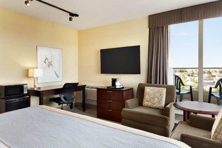 Coast Victoria Harbourside Hotel & Marina