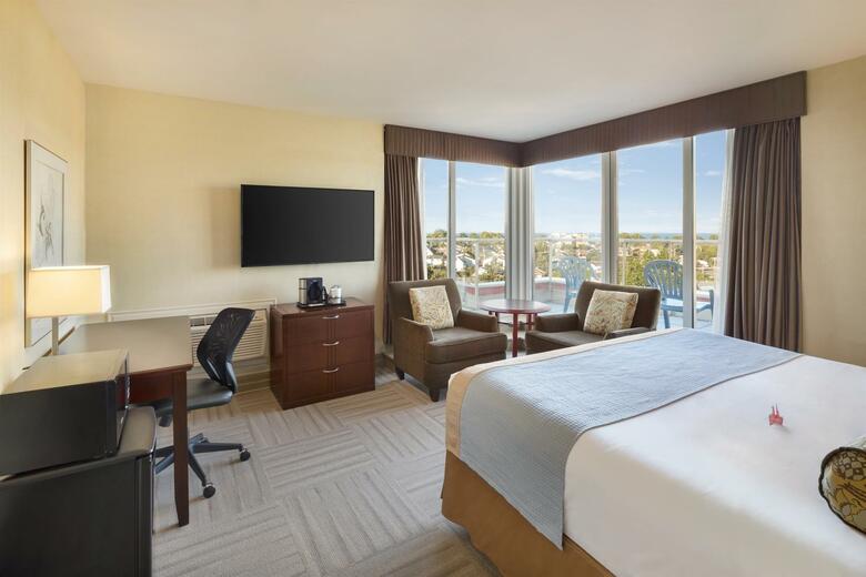 Coast Victoria Harbourside Hotel & Marina