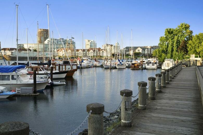 Coast Victoria Harbourside Hotel & Marina