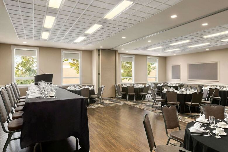 Hotel Executive Royal Inn North Calgary
