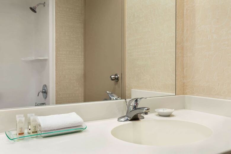 Hotel Executive Royal Inn North Calgary