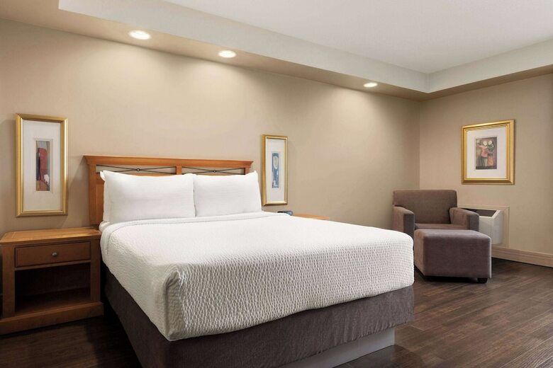 Hotel Executive Royal Inn North Calgary