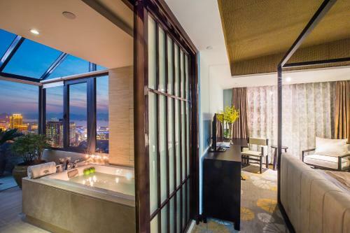 Huachen International Hotel