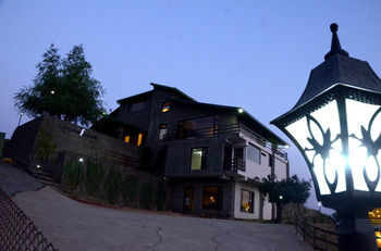 Hotel Woodsmoke Resort & Spa