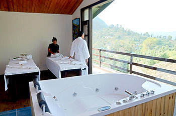 Hotel Woodsmoke Resort & Spa