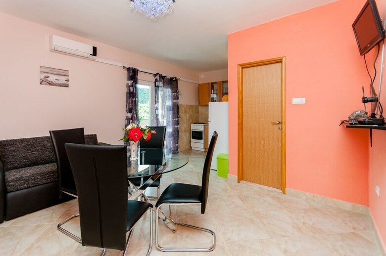 Apartments Mladen