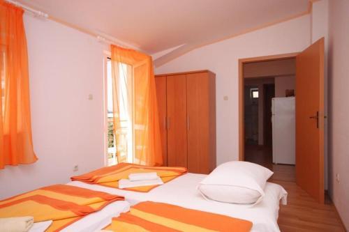 Apartment Gradac 6820b