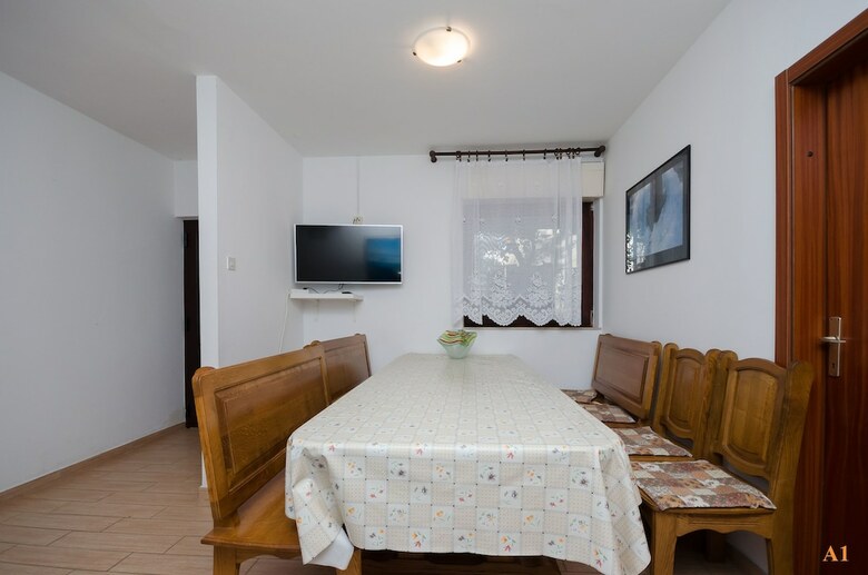 Apartments And Rooms Jaka