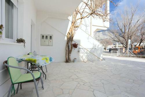 Hostal Apartments With A Parking Space Omis - 10351