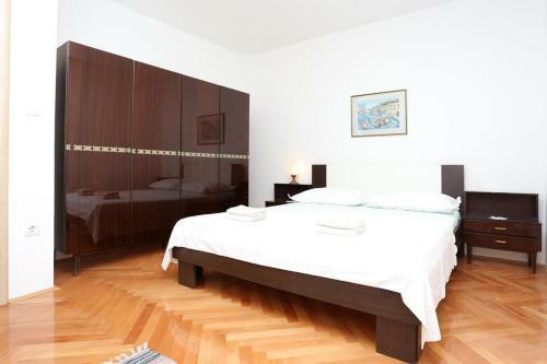 Hostal Apartments With A Parking Space Omis - 10351