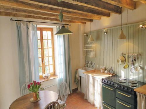 Two-bedroom Holiday Home Chinon With A Fireplace 05