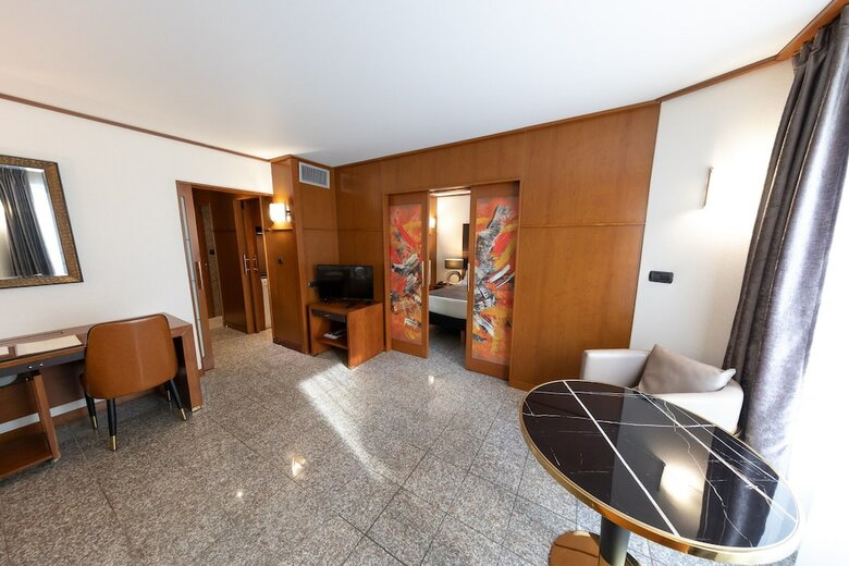 Hotel Goldstar Resort & Suites