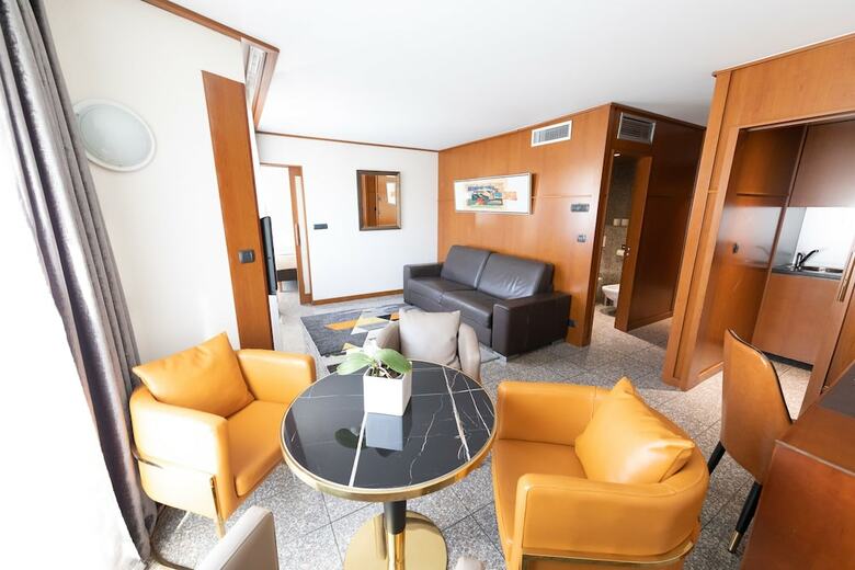 Hotel Goldstar Resort & Suites