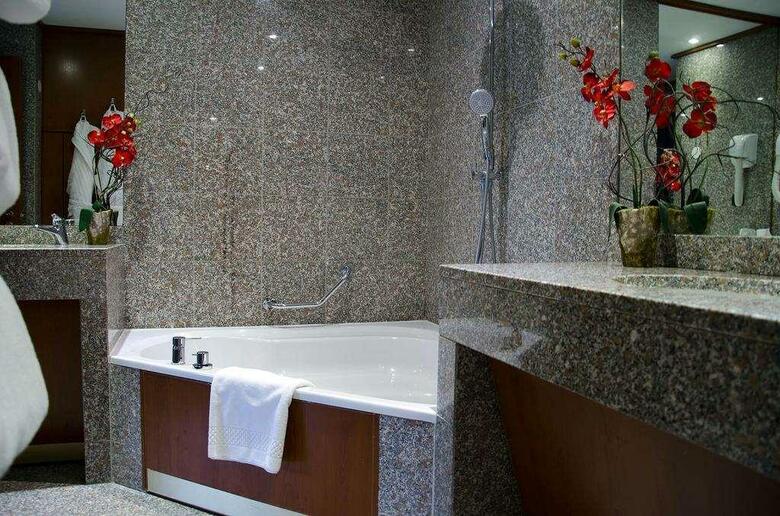 Hotel Goldstar Resort & Suites