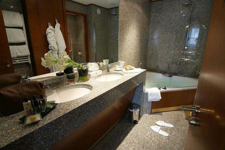 Hotel Goldstar Resort & Suites
