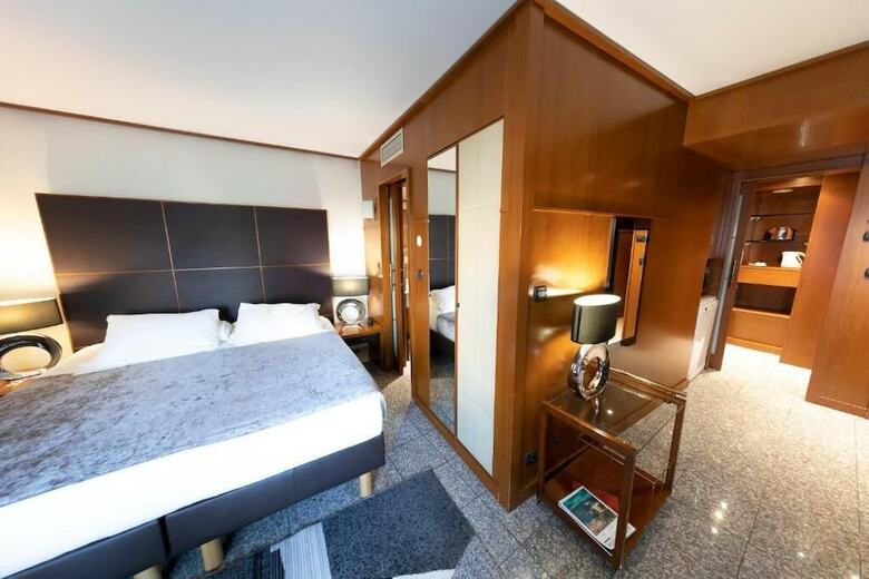 Hotel Goldstar Resort & Suites