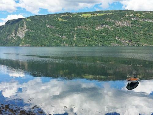 Two-bedroom Holiday Home In Utvik 2