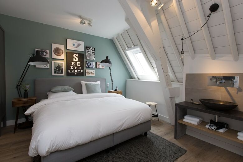 Eye Hotel