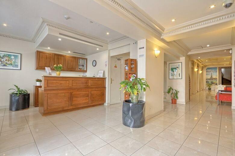121 Paris Hotel