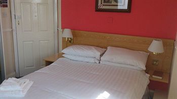 Chequers Plaza Hotel