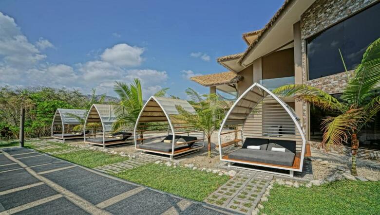 Hotel Nammb� Beach Front Bungalows