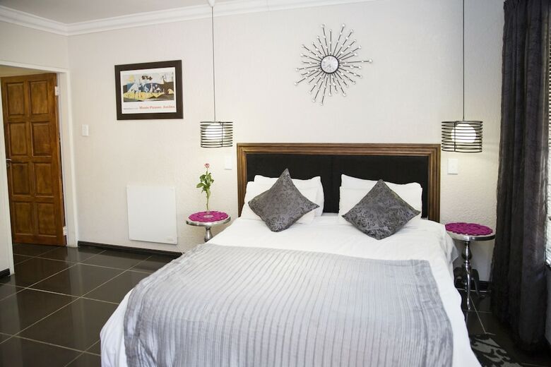 Hostal Ons Dorpshuis Guesthouse