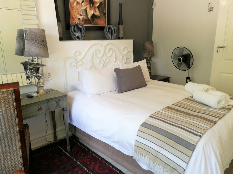 Hostal At 98 On Lynburn Guest House