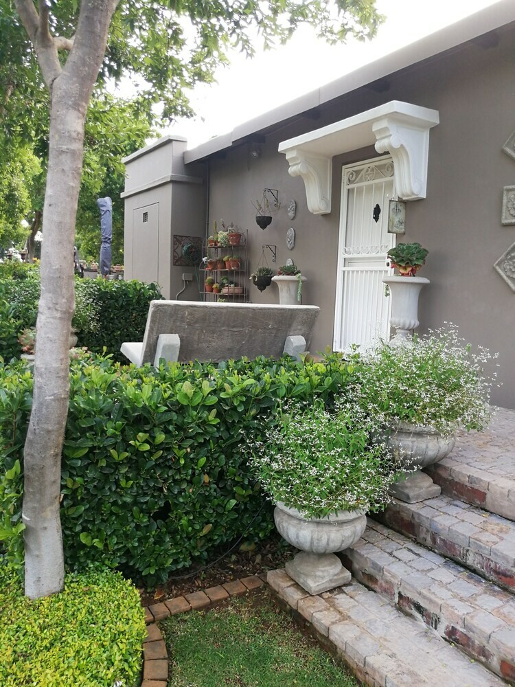 Hostal At 98 On Lynburn Guest House